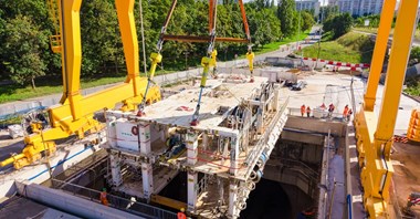 Pierwsze elementy tarczy drążącej tunel szybkiej kolei już pod ziemią