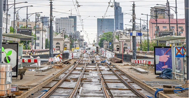 Warszawa. „Tramwajowe dylatacje” montowane na Moście Poniatowskiego