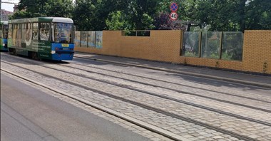 Wrocław. Remont kostki na Pomorskiej, w tle spór magistratu i konserwatora zabytków