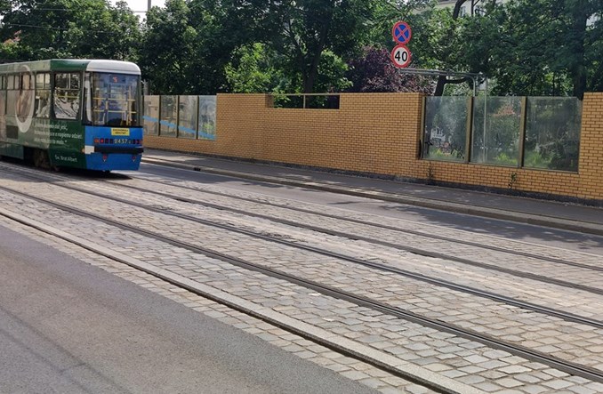 Wrocław. Remont kostki na Pomorskiej, w tle spór magistratu i konserwatora zabytków