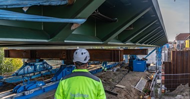 Oderberg, Niemcy: Budimex przeprowadził nasunięcie 330-tonowej konstrukcji mostu