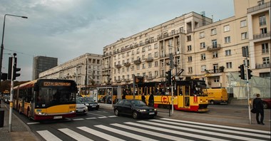 Miasta inwestują w transport publiczny, mieszkańcy korzystają