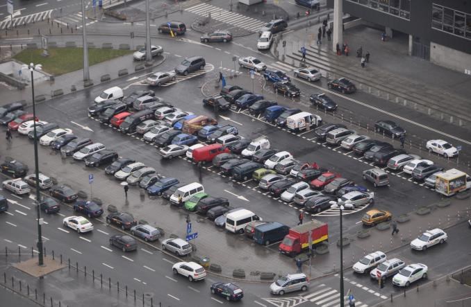 Samochód elektryczny też zajmuje miejsce. Czy ma parkować za darmo?