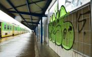 Kapiąca woda i graffiti szpecą Warszawę Ursus. Co na to PKP PLK?
