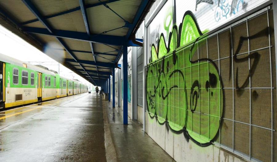 Kapiąca woda i graffiti szpecą Warszawę Ursus. Co na to PKP PLK?