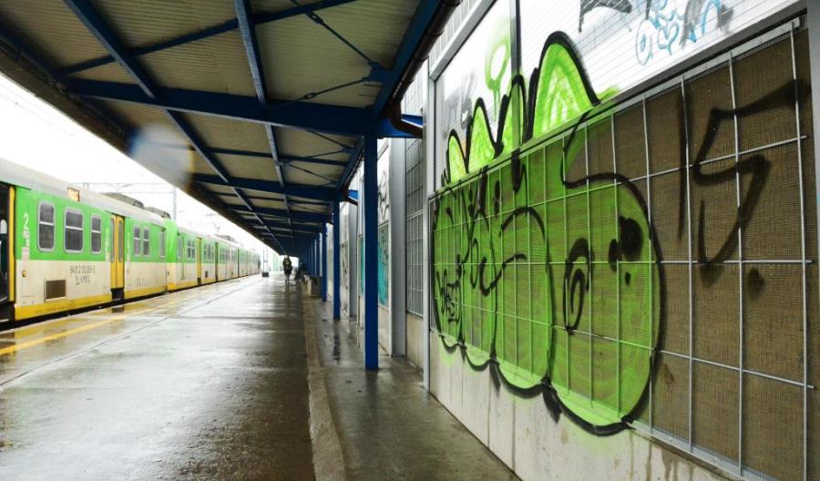 Kapiąca woda i graffiti szpecą Warszawę Ursus. Co na to PKP PLK? Kapiąca woda i graffiti szpecą Warszawę Ursus. Co na to PKP PLK?