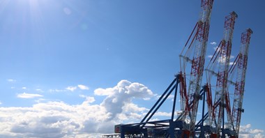 Trzy ogromne suwnice już stoją na nabrzeżu T2 w DCT. W Listopadzie pierwsze przeładunki