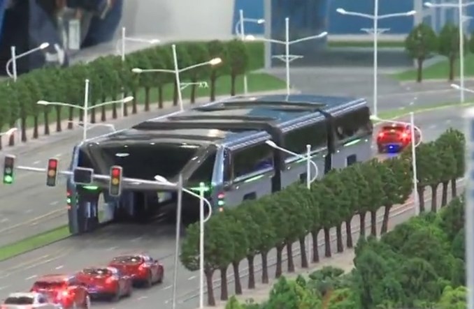 Chiny. Autobus, pod którym przejeżdżają samochody