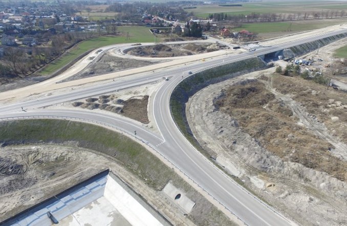 Pierwsze fragmenty S7 za Jędrzejowem mają już warstwę ścieralną  