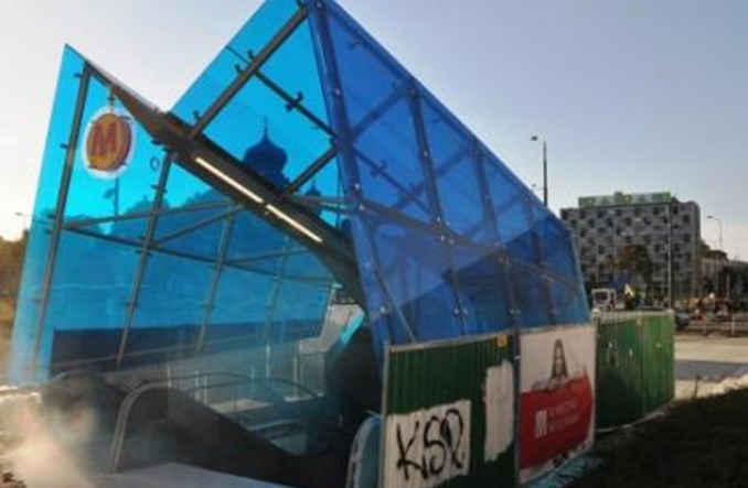 Warszawa: Targowa nad metrem dopiero w czwartek wieczorem