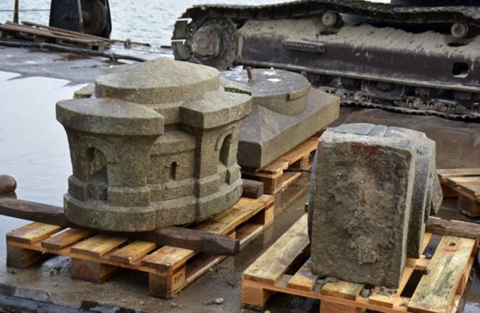 Fragmenty mostu wydobyte z Wisły