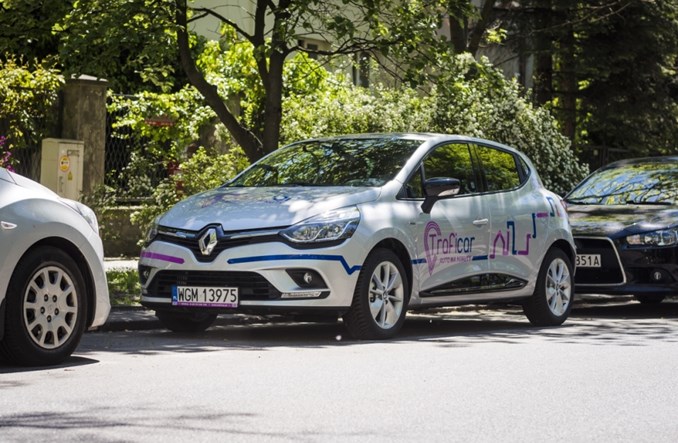 Traficar ucieka z Warszawy i inwestuje w prąd