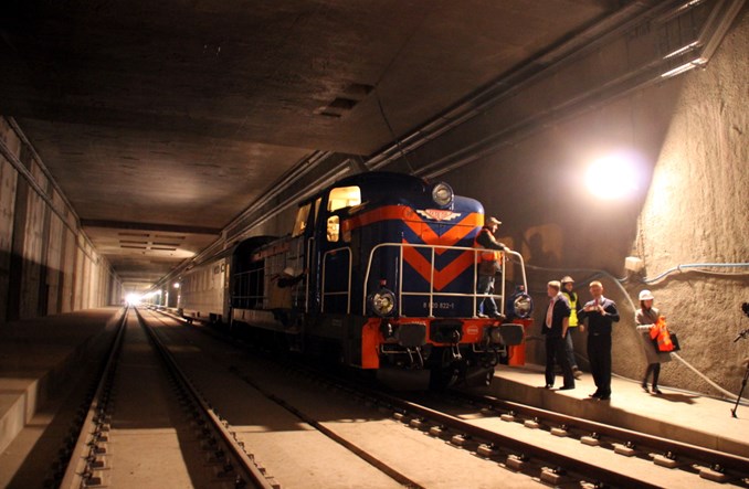 Pierwszy pociąg w tunelu do Łodzi Fabrycznej