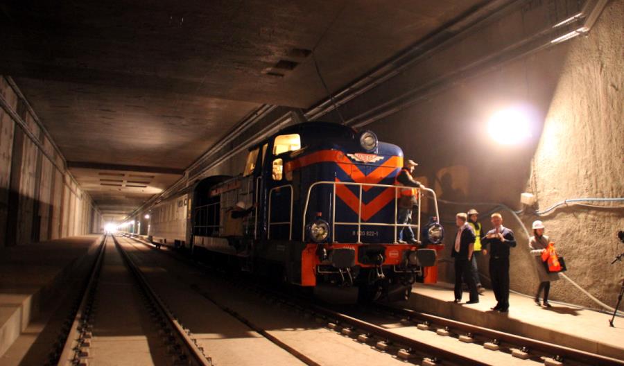 Pierwszy pociąg w tunelu do Łodzi Fabrycznej Pierwszy pociąg w tunelu do Łodzi Fabrycznej