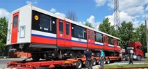Transport: Wagony metra jadą do remontu... na lawetach