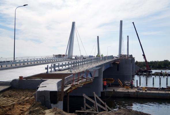 Gdańsk: Trwa układanie ostatnich warstw asfaltu na moście w Sobieszewie