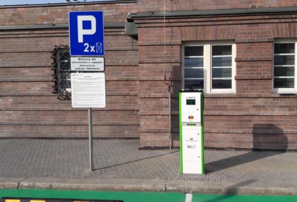 PKP S.A. uruchamia pierwsze stacje do ładowania samochodów elektrycznych