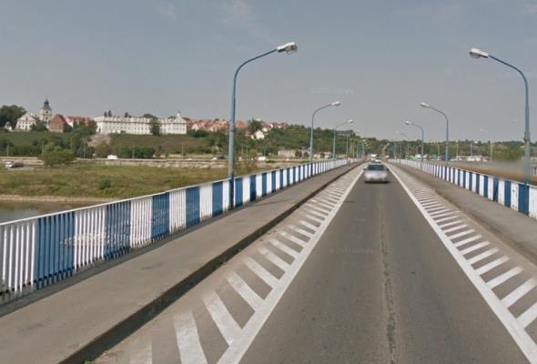 Bliżej dwujezdniowego przejazdu przez Wisłę w Sandomierzu