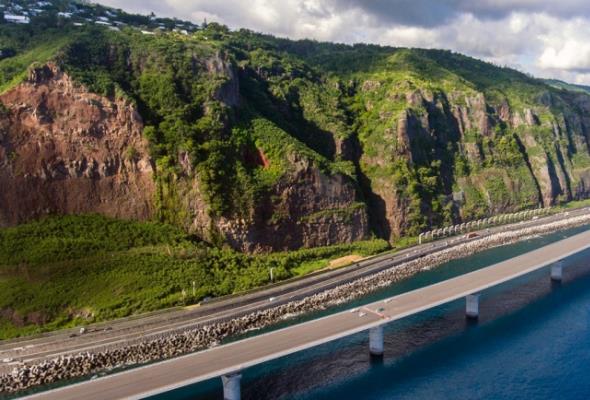 La France.  Le plus long pont du pays a été construit autour de l’île de la Réunion