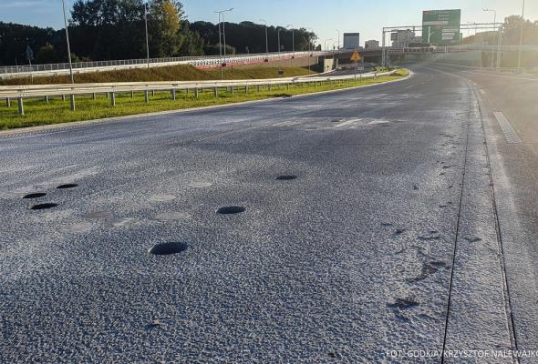 Rozbiorą fragment nawierzchni na ursynowskim odcinku POW. Stwierdzono wady