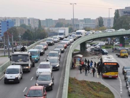 70% Polaków przyznaje, że w ich mieście jest zbyt wiele aut