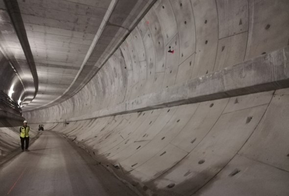 W tunelu pod Świną mrożą grunt – szykują wyjścia ewakuacyjne. Kierowcy pojadą za rok  
