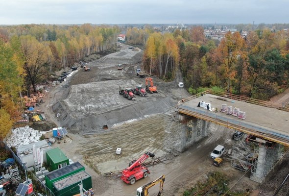 Rail Baltica. Postępują prace przy budowie bezkolizyjnych skrzyżowań dróg i kolei 