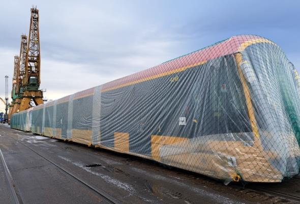 Tramwaje dla Warszawy przypłynęły z Korei. Tym samym statkiem płynął sprzęt wojskowy