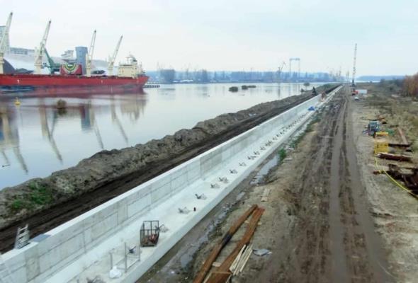 Rozbudowa portu w Szczecinie za półmetkiem