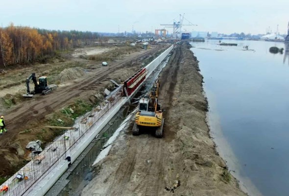 Rozbudowa portu w Szczecinie za półmetkiem