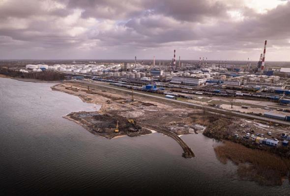Gdańsk. Postępują prace przy budowie morskiego terminala przeładunkowego
