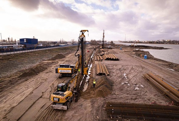 Gdańsk. Postępują prace przy budowie morskiego terminala przeładunkowego
