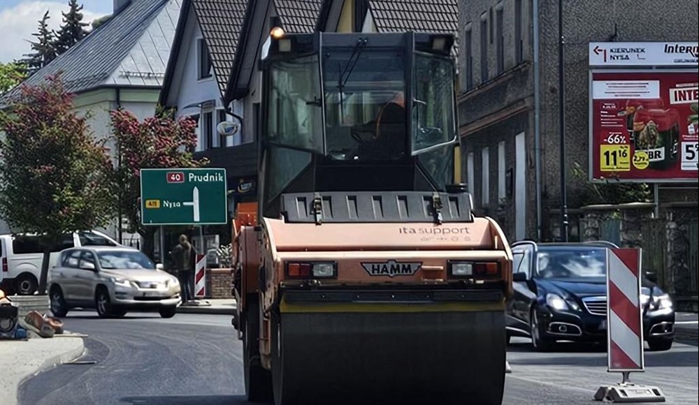 Głuchołazy. Uszkodzona nawierzchnia mostu tymczasowego. GDDKiA zawiadamia policję