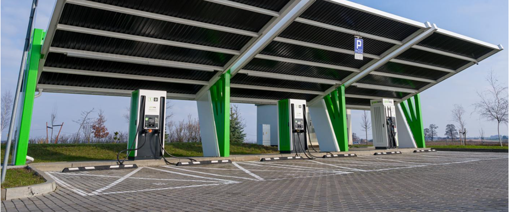 Dwóch operatorów szybkich ładowarek na 31 MOP-ach w całej Polsce