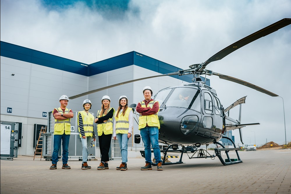 Śmigłowiec zamiast dźwigu na budowie