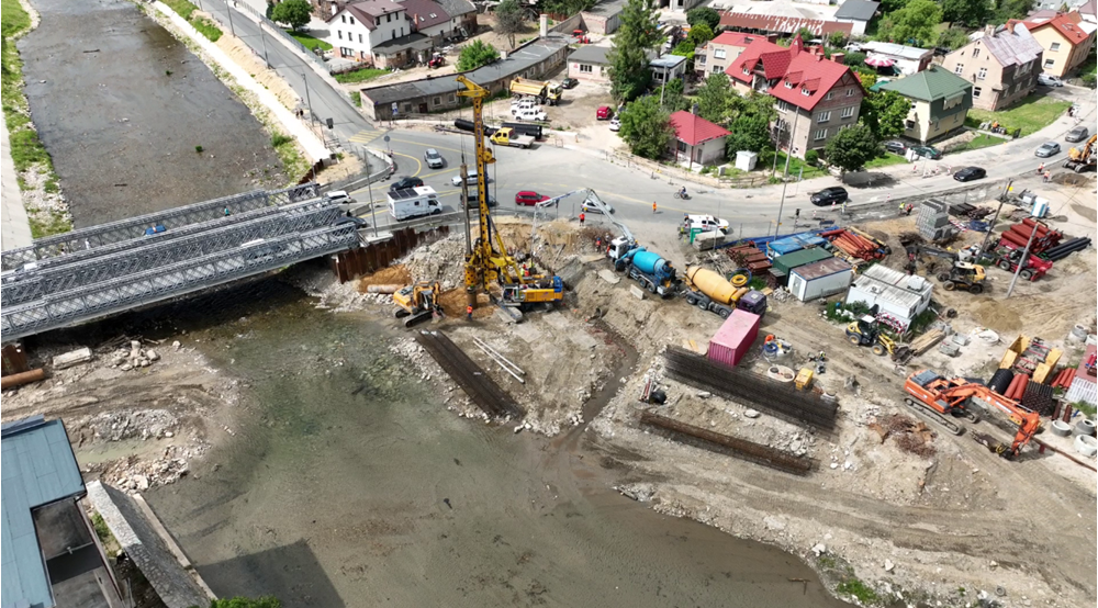 Kolejna faza budowy mostu w Głuchołazach