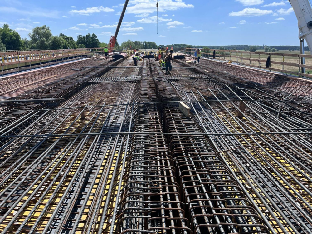 Nowy most nad Notecią na półmetku