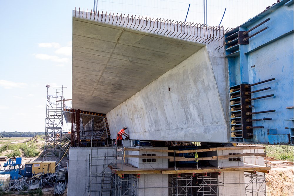 Śląskie. Nasuwają gotowe elementy mostu nad Odrą