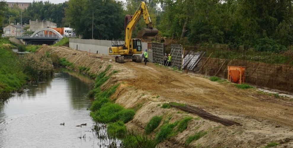 Częstochowa. Trwa budowa wałów przeciwpowodziowych