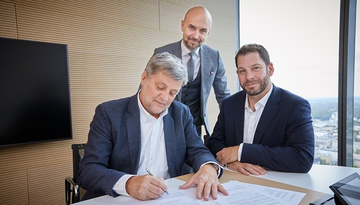 Strategiczna transformacja lidera. MERCOR finalizuje sprzedaż części działalności grupie Kingspan i rozwija markę mcr