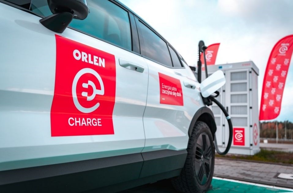 Orlen otworzył przy S7 pierwszy hub szybkiego ładowania samochodów elektrycznych