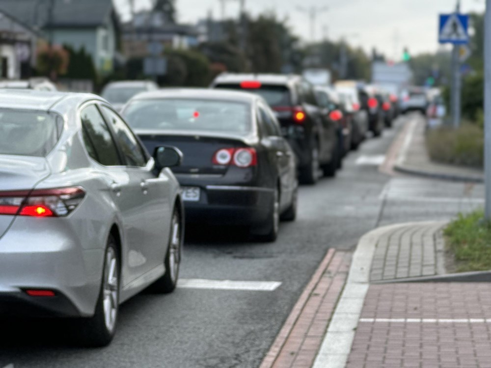 Rekordowe korki i milionowe straty. Dlaczego Łomianki protestują?