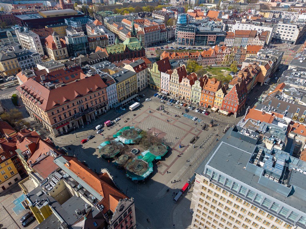 Wrocław. Plac Solny z zakazem ruchu i parkingiem "flowers &amp; ride"