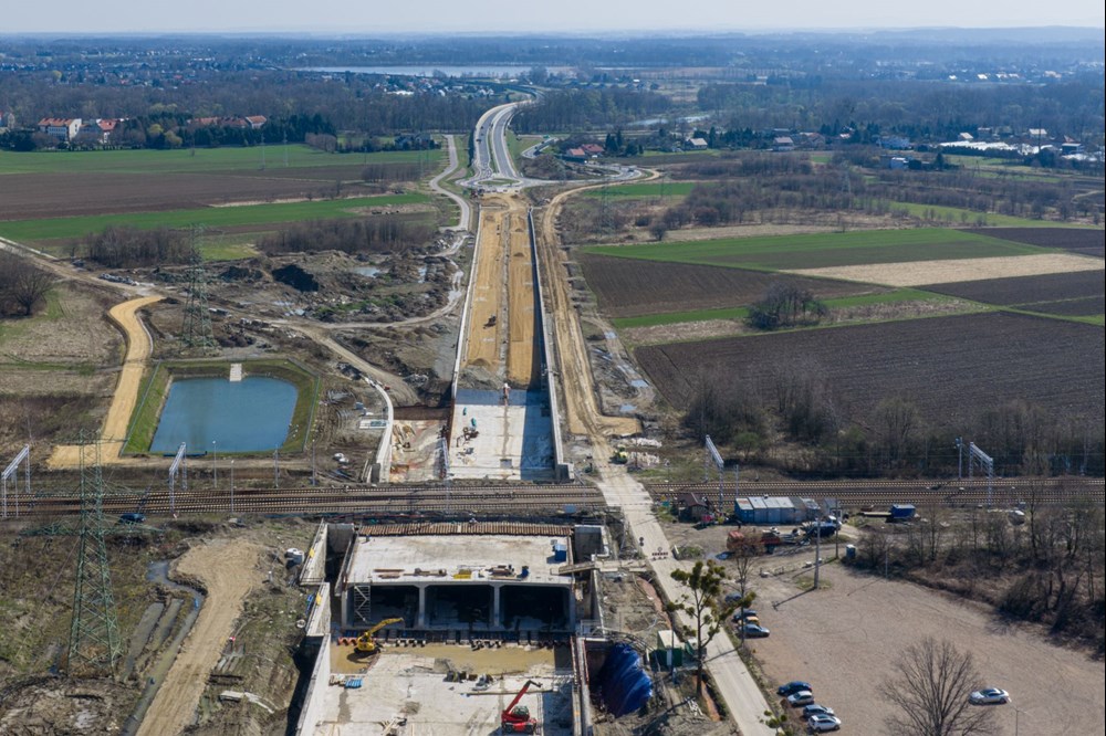 Wciskają wielki segment pod tory. Nietypowa operacja na obwodnicy Oświęcimia