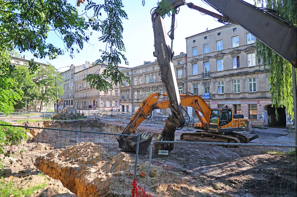 Łódź. Na Franciszkańskiej wyburzono już kamienicę. To element przebudowy trasy tramwajowej