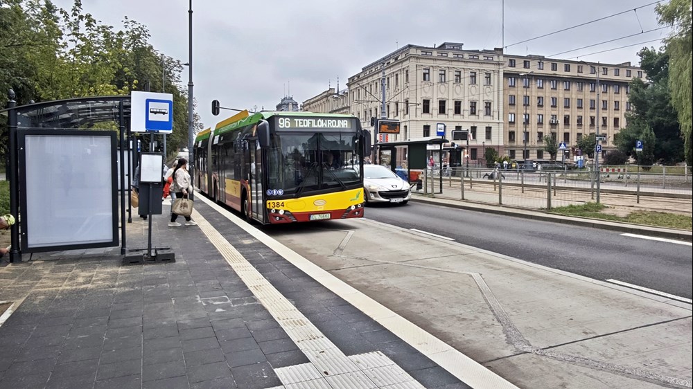 Łódź. Przystanki autobusowe na węźle przy Manufakturze częściowo gotowe [zdjęcia]