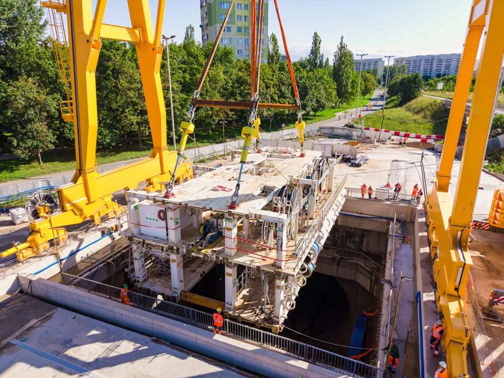 Pierwsze elementy tarczy drążącej tunel szybkiej kolei już pod ziemią