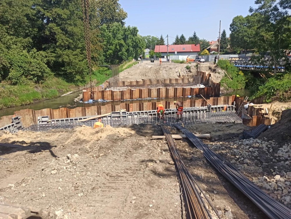 Postępuje budowa mostu nad Kłodnicą w Gliwicach
