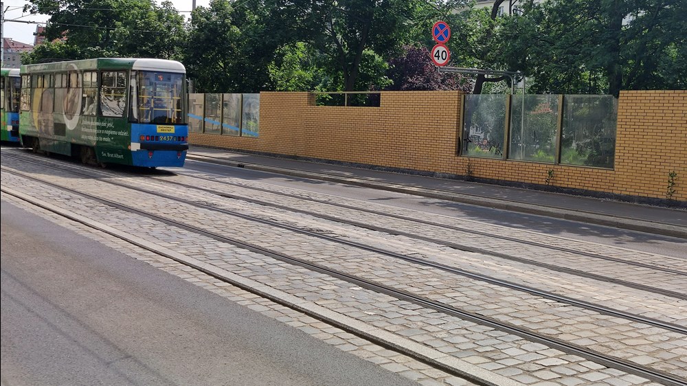 Wrocław. Remont kostki na Pomorskiej, w tle spór magistratu i konserwatora zabytków