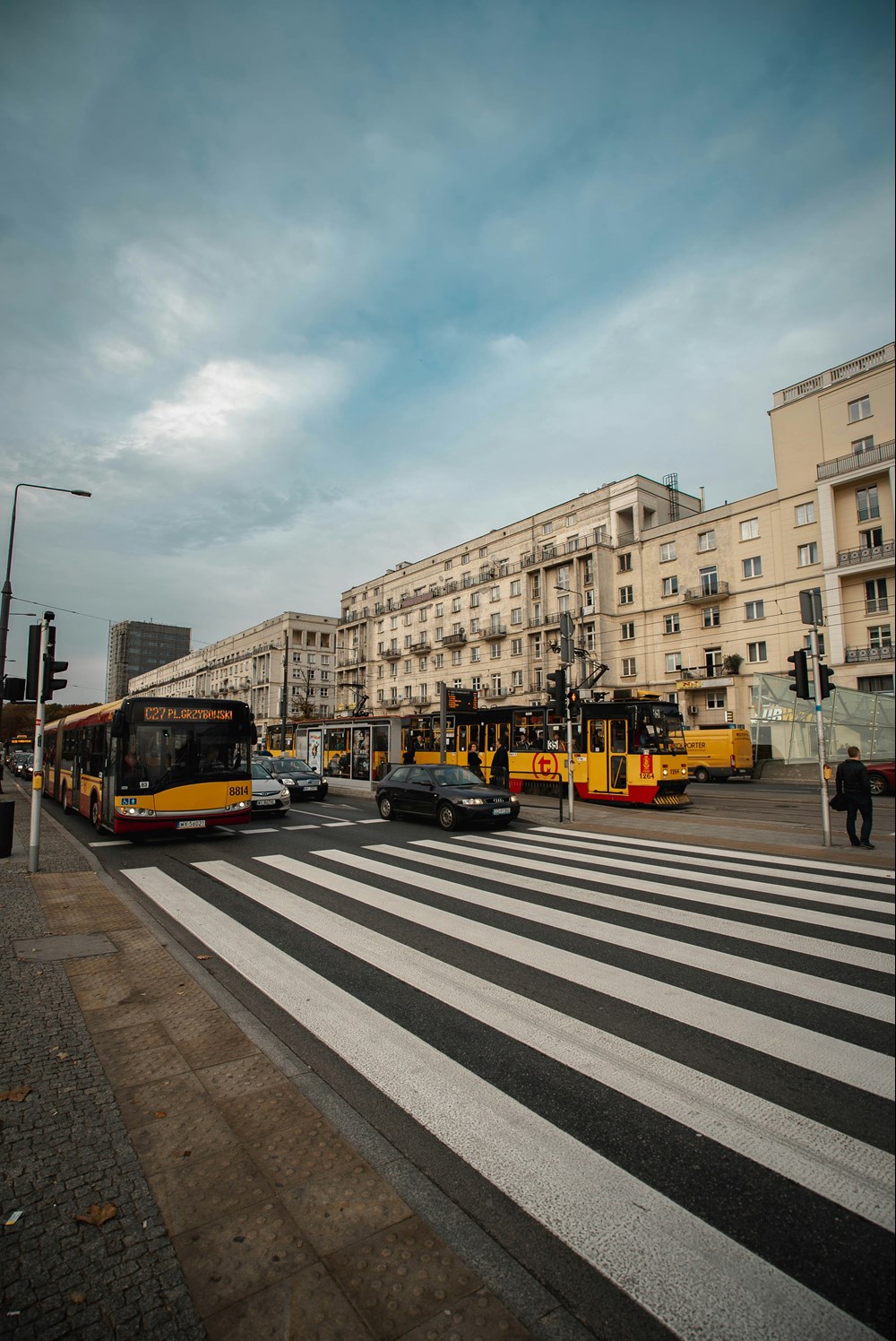 Miasta inwestują w transport publiczny, mieszkańcy korzystają